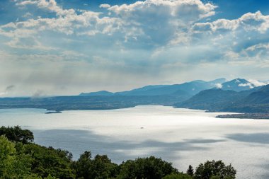 Baldo Dağı 'ndan (Monte Baldo) görülen Garda Gölü (Lago di Garda), San Zeno di Montagna belediyesi, Verona ili, Veneto, İtalya, güney Avrupa. Ufukta Lombardiya kıyılarında.
