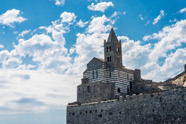 Ortaçağ Aziz Peter Kilisesi (San Pietro, V-XIII yüzyıl) Romanesque Gotik tarzında. Portovenere ya da Porto Venere kasabası, UNESCO dünya mirası bölgesi. La Spezia Körfezi, Liguria, İtalya, Avrupa.