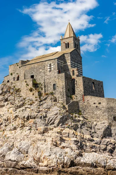 中世のサン ピエトロ教会 ピエトロ教会 13世紀 はロマネスクゴシック様式である ユネスコの世界遺産に登録されているポルトヴェネレまたはポルト ヴェネレの町 スペツィア湾 リグーリア州 イタリア — ストック写真