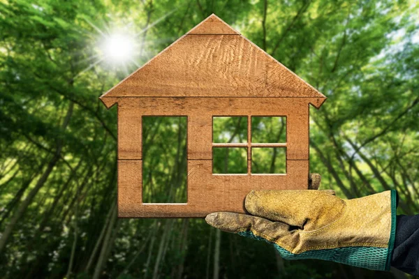 Nahaufnahme Einer Hand Mit Schutzhandschuh Die Ein Kleines Holzhaus Mit — Stockfoto