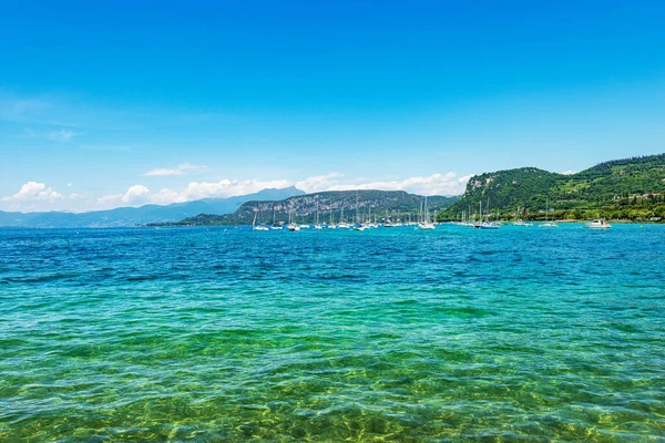 Jezioro Garda Lago Garda Zatoka Wodna Przed Wioską Bardolino Wielu — Zdjęcie stockowe