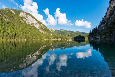 Pragser Wildsee veya Lago di Braies. İtalyan Alpleri, Dolomitler, UNESCO dünya mirası alanı, Fanes-Senes-Braies doğa parkı, Güney Tyrol, Trentino-Alto Adige, İtalya, Avrupa.