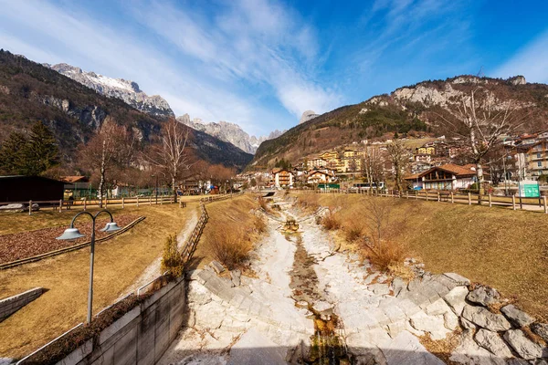 Molveno村和Brenta Dolomites山脉在冬季 莫尔韦诺湖沿岸的旅游胜地 Adamello Brenta国家公园 Trentino Alto Adige Trento Italy — 图库照片