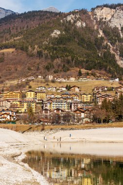 Molveno köyü, Molveno Gölü kıyısındaki turizm beldesi, İtalyan Alpleri, Brenta Dolomites, Adamello Brenta Ulusal Parkı. Trentino Alto Adige, Trento, İtalya, Avrupa.
