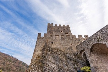 Küçük Tenno köyünün ortaçağ kalesi, 12. yüzyılın sonunda Trentino Alto Adige, İtalya, Avrupa.