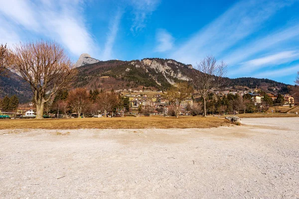 Molveno村和Brenta Dolomites山脉在冬季 莫尔韦诺湖沿岸的旅游胜地 Adamello Brenta国家公园 Trentino Alto Adige Trento Italy — 图库照片