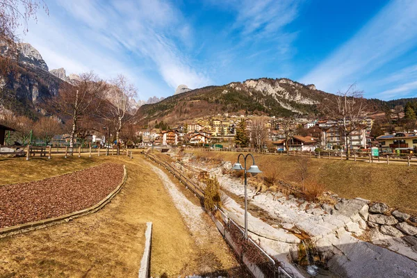 Molveno村和Brenta Dolomites山脉在冬季 莫尔韦诺湖沿岸的旅游胜地 Adamello Brenta国家公园 Trentino Alto Adige Trento Italy — 图库照片