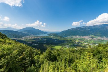 Levico ve Caldonazzo gölü, Caldonazzo köyü ve Levico Terme kasabası ile Sugana Vadisi 'nin (Valsugana) havadan görüntüsü. Trento ili, Trentino Alto Adige, İtalya ve Avrupa 'daki turizm beldesi.
