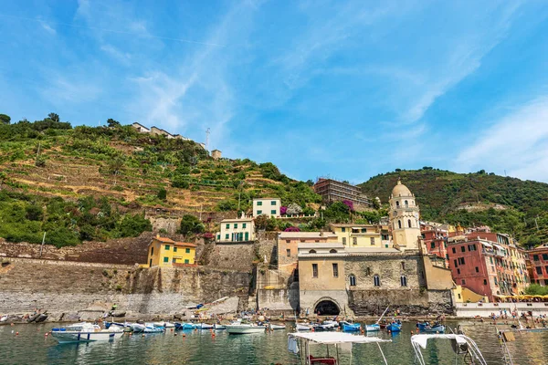 Puerto Del Antiguo Pueblo Vernazza Con Muchos Barcos Pequeños Amarrados —  Fotos de Stock