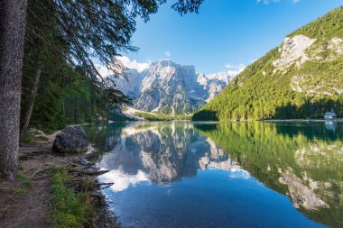 Braies Gölü (Lago di Braies veya Pragser Wildsee) ve Croda del Becco veya Seekofel Dağı zirvesi, Dolomites, Güney Tyrol, Trentino Alto Adige, Bolzano ili, İtalya, Avrupa.