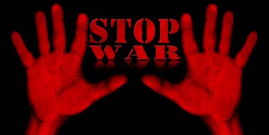 Siyah arkaplanda izole edilmiş iki kanlı kırmızı elin yakın çekimi