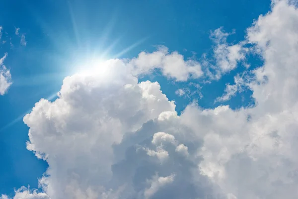 Hermoso Cielo Azul Con Nubes Cúmulos Blancos Rayos Sol Rayos —  Fotos de Stock