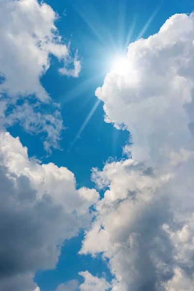 Schöner Blauer Himmel Mit Weißen Kumuluswolken Und Sonnenstrahlen Sonnenstrahlen Gegenlichtfotografie — Stockfoto