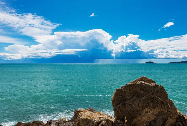 拉斯皮西亚湾与蒂诺和帕尔马利亚群岛的美丽海景 地平线上乌云密布 意大利利古里亚地中海Lerici市Tellaro村 — 图库照片