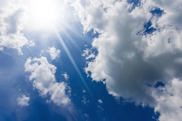 Hermoso Cielo Azul Con Nubes Cúmulos Blancos Rayos Sol Rayos —  Fotos de Stock