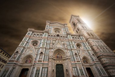 Floransa Katedrali 'nin ana cephesi, Santa Maria del Fiore' nin Duomo 'su ve Giotto' nun çan kulesi. UNESCO dünya mirası sahası, Toskana, İtalya, Avrupa.