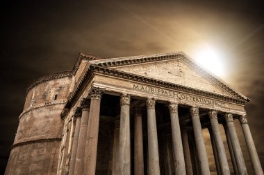 Roma Panteonu, İtalya 'nın Avrupa' sında, güneş ışınlı karanlık ve dramatik bir gökyüzüne karşı. Antik Roma tapınağı geçmişteki tüm tanrılara adanmıştır, bugün Hristiyan bazilikası. UNESCO dünya mirası sahası, Lazio bölgesi