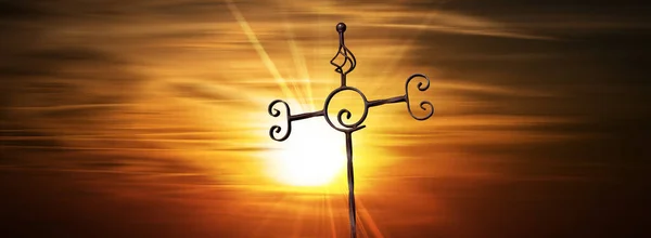 Zbliżenie Kutego Żelaza Krzyż Religijny Ciemnym Dramatycznym Niebie Zachód Słońca — Zdjęcie stockowe