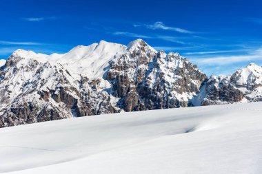 İtalyan Alplerinde karlı dağ zirveleri. Kışın Monte Carega Dağı (Küçük Dolomitler) ve Lessinia Platosu (Altopiano della Lessinia). Veneto ve Trentino Alto Adige, İtalya, Avrupa.