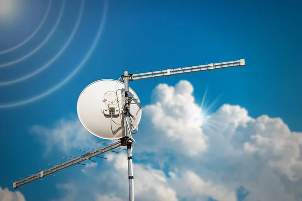 Nahaufnahme Einer Satellitenschüssel Und Fernsehantenne Vor Einem Klaren Blauen Himmel — Stockfoto