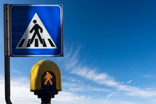 Close Crosswalk Sign Orange Pedestrian Traffic Light Clear Blue Sky — Stock Photo, Image