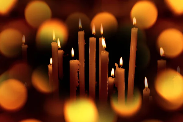 Close Grupo Velas Votivas Com Efeito Bokeh Uma Igreja Cristã — Fotografia de Stock