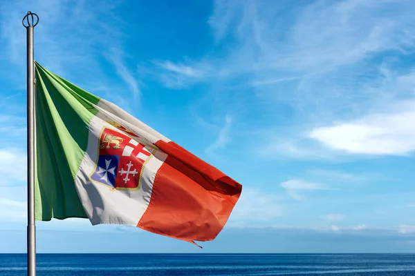 이탈리아의 깃발을 클로즈업한 것입니다 하늘에 파란색 하늘에 공화국 베네치아 제노바 — 스톡 사진