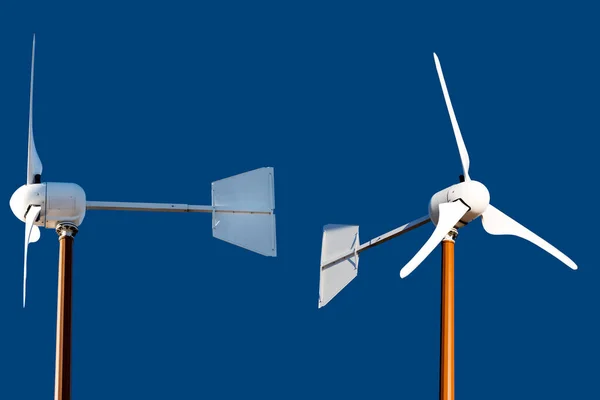 Close Van Twee Windturbines Geïsoleerd Een Blauwe Achtergrond Concept Hernieuwbare — Stockfoto