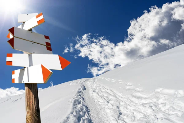 Leere Wegweiser Einer Wunderschönen Winterlichen Berglandschaft Mit Pulverschnee Und Fußspuren — Stockfoto