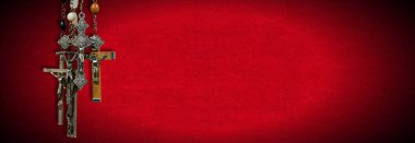 Kırmızı Kadife Arkaplan 'da bir grup metal ve ahşap haç ve tespih boncuğu fotokopi alanı ile yakın plan..