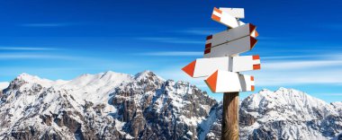 Arka planda karlı dağ zirveleri olan ve uzayı kopyalayan boş iz grupları. İtalyan Alpleri, Dolomitler, Avrupa.