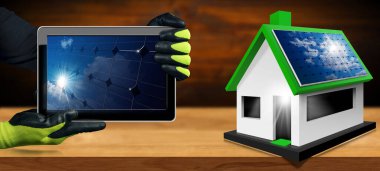 Çatıda güneş panelleri olan küçük bir model ev ve koruyucu iş eldivenli manuel işçi ekranın içinde güneş paneli olan bir dijital tablet bilgisayarı gösteriyor. Fotoğraf ve 3D illüstrasyon.