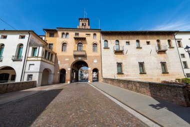 Veneto, İtalya ve Avrupa 'nın Treviso eyaletindeki küçük bir kasaba. Torresin adında Frescoed sarayları ve ortaçağ kulesi, Piazza Grande adında bir kasaba meydanı..
