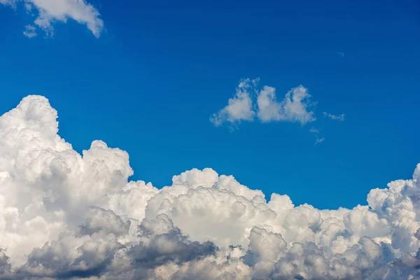 Hermosas Nubes Tormenta Cúmulos Cumulonimbus Contra Cielo Azul Claro Fotografía —  Fotos de Stock