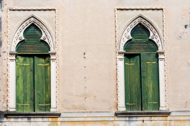 Venedik Gotik tarzında kemerli iki antik pencerenin yakın çekimi, küçük bir kasaba olan Oderzo, Treviso, Veneto, İtalya, Avrupa.