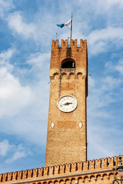 トレヴィーゾ中心街の古代中世のシビックタワーのクローズアップ 1218 街の旗と 町の広場と呼ばれるシニョーリ広場 ヴェネト州 イタリア ヨーロッパ — ストック写真