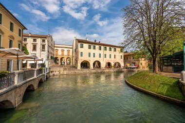 Treviso şehir merkezi, Sile nehri ve Via Pescheria caddesi (balık pazarı sokağı ve ada). Veneto, İtalya, Avrupa.
