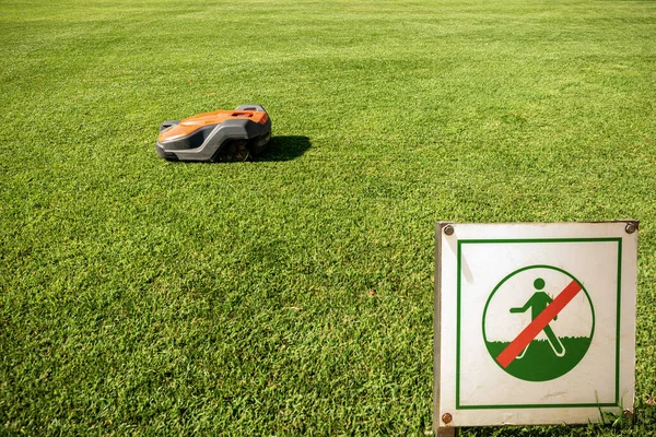 Automatyczny Robot Kosiarki Pomarańczowo Szarej Zbliżenie Zakazu Chodzenia Trawie Słonecznym — Zdjęcie stockowe
