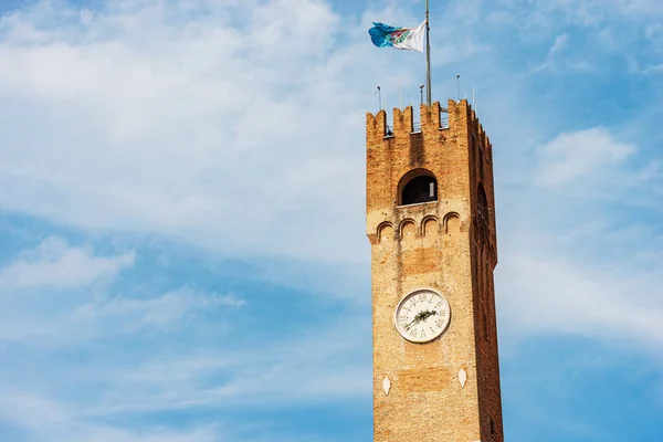 1218年特雷维索市中心的中世纪市民塔的特写 城市的旗帜 意大利威尼托 Piazza Dei Signori镇广场 — 图库照片