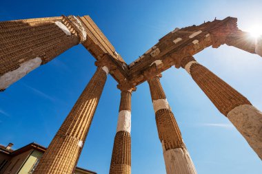 Brescia şehir merkezindeki Capitolium Roma Tapınağı 'nın (Tempio Capitolino) antik kalıntıları, 73 AC, UNESCO dünya mirası alanı, Lombardiya, İtalya, Avrupa.