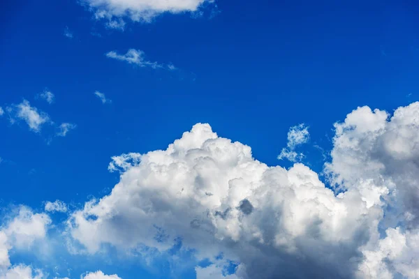 Hermosas Nubes Tormenta Cúmulos Cumulonimbus Contra Cielo Azul Claro Fotografía —  Fotos de Stock