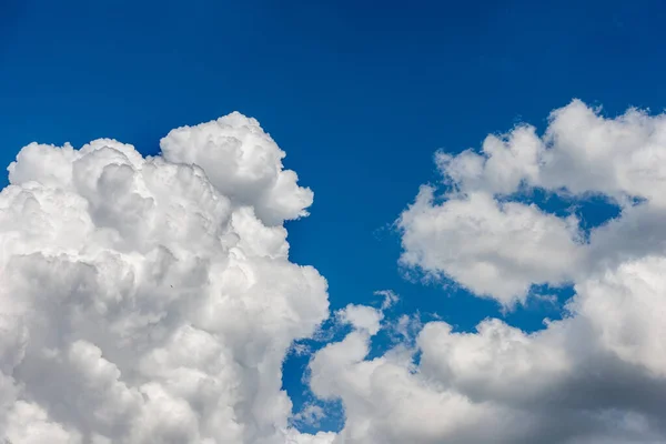 Hermosas Nubes Tormenta Cúmulos Cumulonimbus Contra Cielo Azul Claro Fotografía —  Fotos de Stock