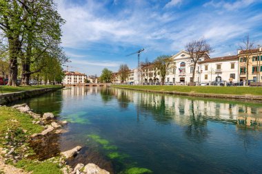 Riviera Garibaldi adında caddesi ve Ponte Dante adında küçük köprüsü olan Sile nehri ile Treviso şehir merkezinin manzarası. Veneto, İtalya, Avrupa.