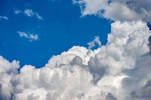 Hermosas Nubes Tormenta Cúmulos Cumulonimbus Contra Cielo Azul Claro Fotografía — Foto de Stock