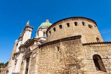Brescia şehir merkezinde. Romanesk 'te eski ve yeni Santa Maria Katedrali (Duomo Vecchio ve Duomo Nuovo) ve Barok tarzı, Katedral meydanı veya Paolo VI meydanı. Lombardiya, İtalya, Avrupa.
