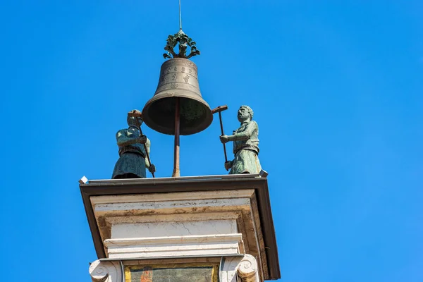 Brescia市中心文艺复兴风格的钟楼和钟楼 1540 1550 位于Loggia镇广场 Piazza Della Loggia 伦巴第 意大利 欧洲青铜钟和两个铁锤雕像 — 图库照片