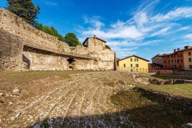 Roma Tiyatrosu 'nun eski kalıntıları veya Capitolium Roma Tapınağı (Tempio Capitolino) yakınlarındaki Brescia' daki Amfitiyatrosu, 1nci yüzyıl AC, UNESCO dünya mirası sahası, Lombardy, İtalya, Avrupa.