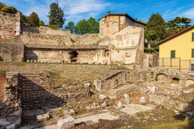 Roma Tiyatrosu 'nun eski kalıntıları veya Capitolium Roma Tapınağı (Tempio Capitolino) yakınlarındaki Brescia' daki Amfitiyatrosu, 1nci yüzyıl AC, UNESCO dünya mirası sahası, Lombardy, İtalya, Avrupa.