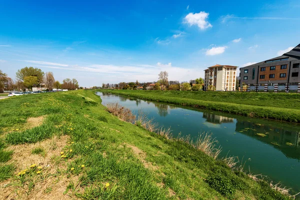 Floden Monticano Med Gröna Stränder Våren Liten Stad Oderzo Treviso — Stockfoto