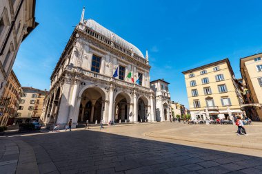BRESCIA, İtalya - 17 Nisan 2022 Brescia şehir merkezi. Antik Loggia Sarayı (Palazzo della Loggia) Rönesans Stili, 1492-1574, Loggia şehir meydanı (Piazza della Loggia). Lombardiya, İtalya, Avrupa.